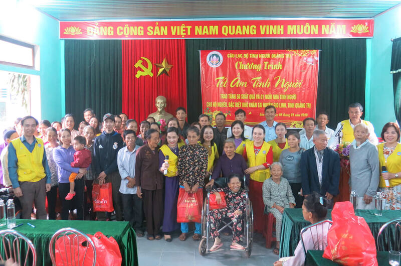 Câu lạc bộ Tình Người Quảng Trị trao quà 