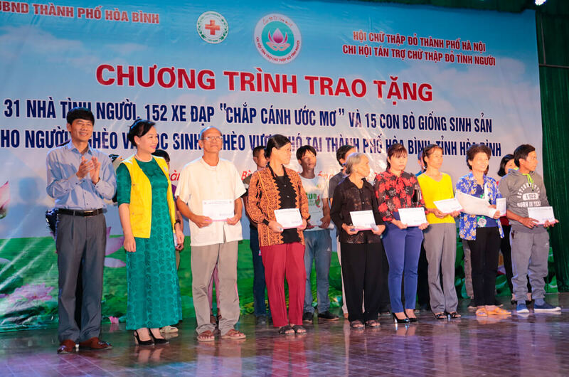 CLB Tình Người trao tặng 31 căn nhà, 152 xe đạp và 15 con bò giống tại tỉnh Hòa Bình