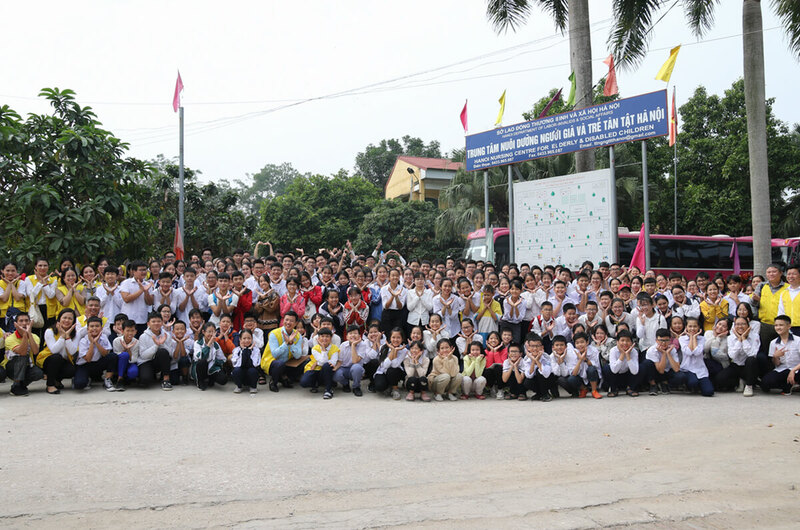 Lớp Vĩ nhân tương lai trao quà tại Trung tâm nuôi dưỡng người già và trẻ tàn tật Hà Nội