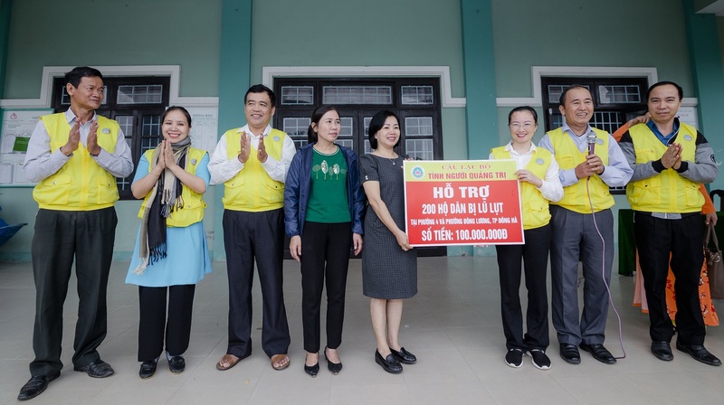 (Album) Câu lạc bộ Tình Người Quảng Trị sẻ chia khó khăn với đồng bào vùng lũ thành phố Đông Hà
