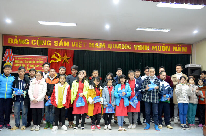 Lớp Vĩ nhân tương lai đến thăm Trung tâm nuôi dưỡng người già và trẻ tàn tật Hà Nội - Album 01