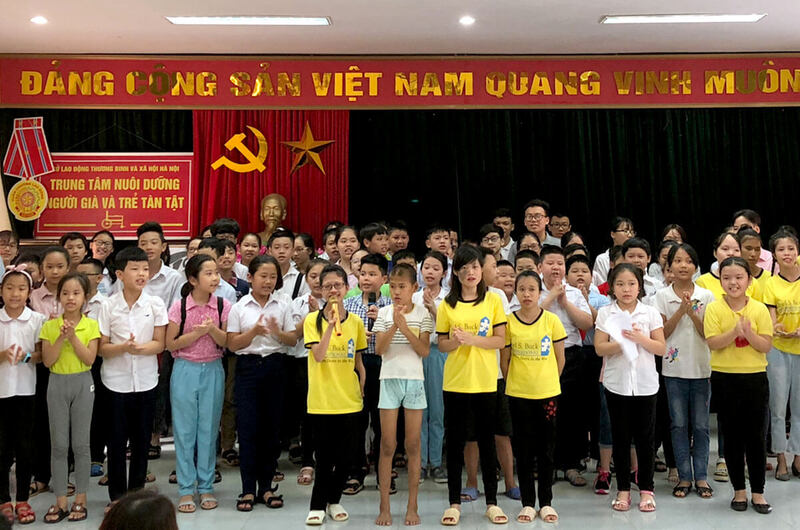Thăm Trung tâm nuôi dưỡng người già và trẻ em tàn tật