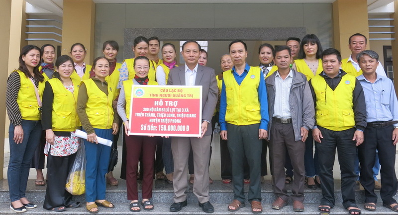 [Album] Câu lạc bộ Tình Người Quảng Trị thăm hỏi đồng bào vùng lũ lụt huyện Triệu Phong, Quảng Trị