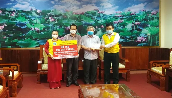 Câu lạc bộ Tình Người Quảng Trị hỗ trợ các y, bác sĩ tuyến đầu chống dịch bệnh Covid-19 tại Quảng Trị