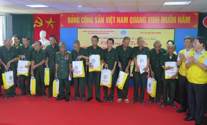 “Câu lạc bộ Tình Người trao tặng tình cảm bao la cho chúng tôi…”