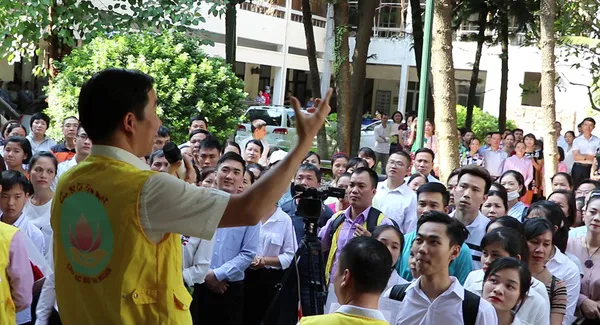 Chan yêu thương làm dịu nỗi đau người bệnh tại Bệnh viện K2