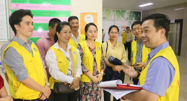 CLB Tình Người từ thiện tại Bệnh viện Châm cứu Trung ương