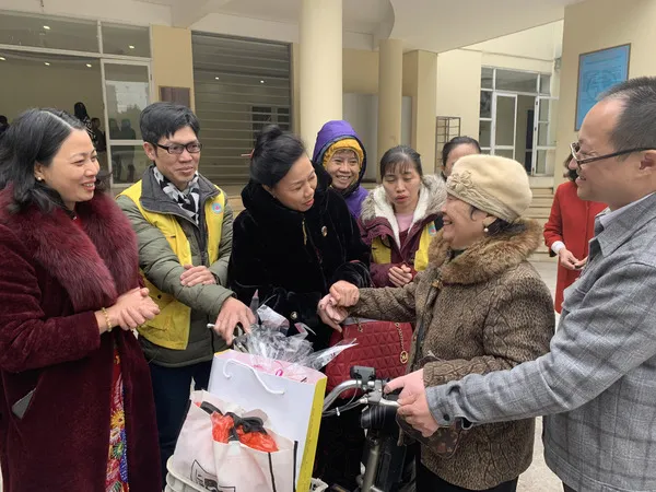 Mang cả mùa xuân về với bà con nghèo quận Cầu Giấy, Hà Nội