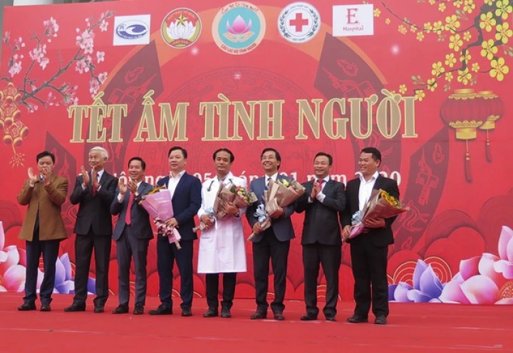 Phóng sự ảnh: Tết ấm Tình Người dâng tặng bà con nghèo