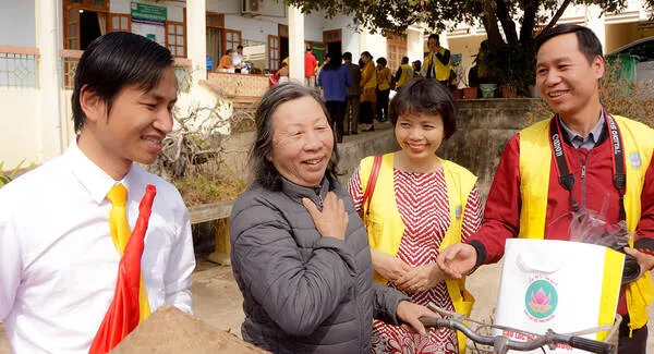 Tết ấm Tình Người với bà con Lạc Sơn, Hòa Bình