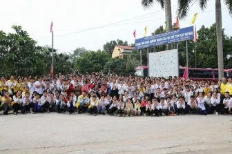 Lớp Vĩ nhân tương lai trao quà tại Trung tâm nuôi dưỡng người già và trẻ tàn tật Hà Nội