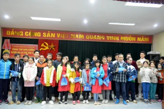 Lớp Vĩ nhân tương lai đến thăm Trung tâm nuôi dưỡng người già và trẻ tàn tật Hà Nội - Album 01