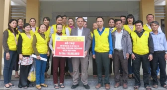 [Album] Câu lạc bộ Tình Người Quảng Trị thăm hỏi đồng bào vùng lũ lụt huyện Triệu Phong, Quảng Trị